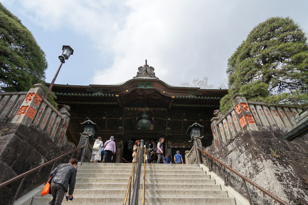 成田山新勝寺の境内に向かう階段